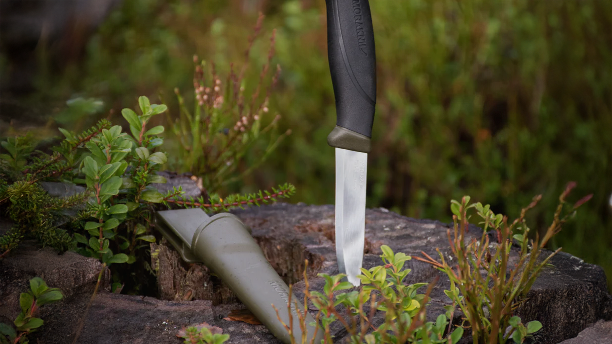 Nóż Mora Companion MG oliwkowy (c) stal węglowa